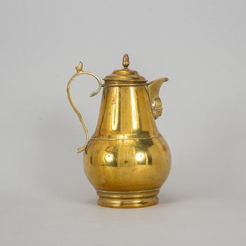 A brass jug, 18th/19th century.