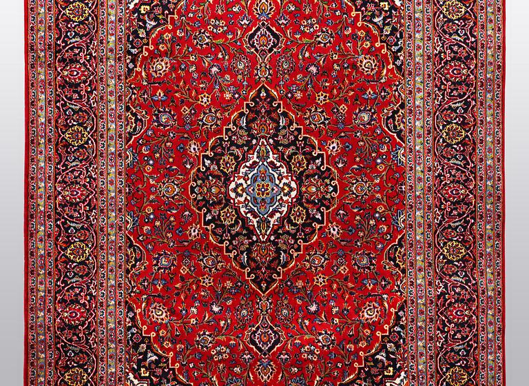 A carpet, Kashan, ca 298 x 202 cm.
