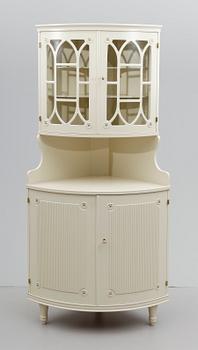 HÖRNVITRINSKÅP, gustaviansk stil, 1900-talets andra hälft.