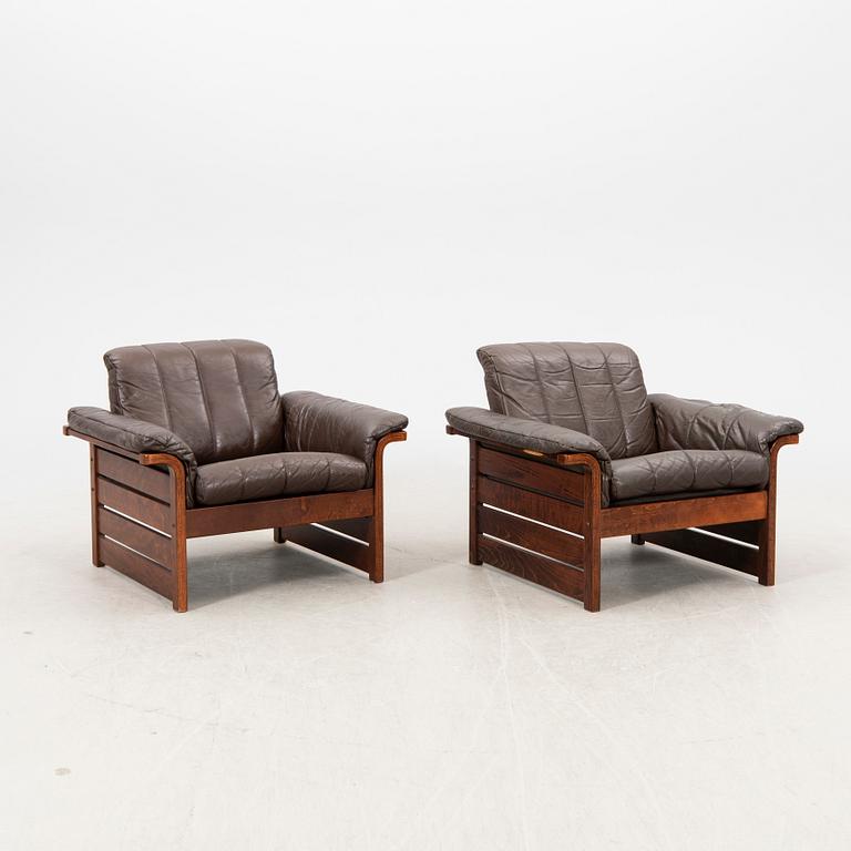 A pair of 1970s leather armchairs.