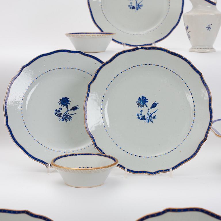 A Chinese Export dinner service, Qing dynasty, Jiaqing (1796-1820). (27 pieces).