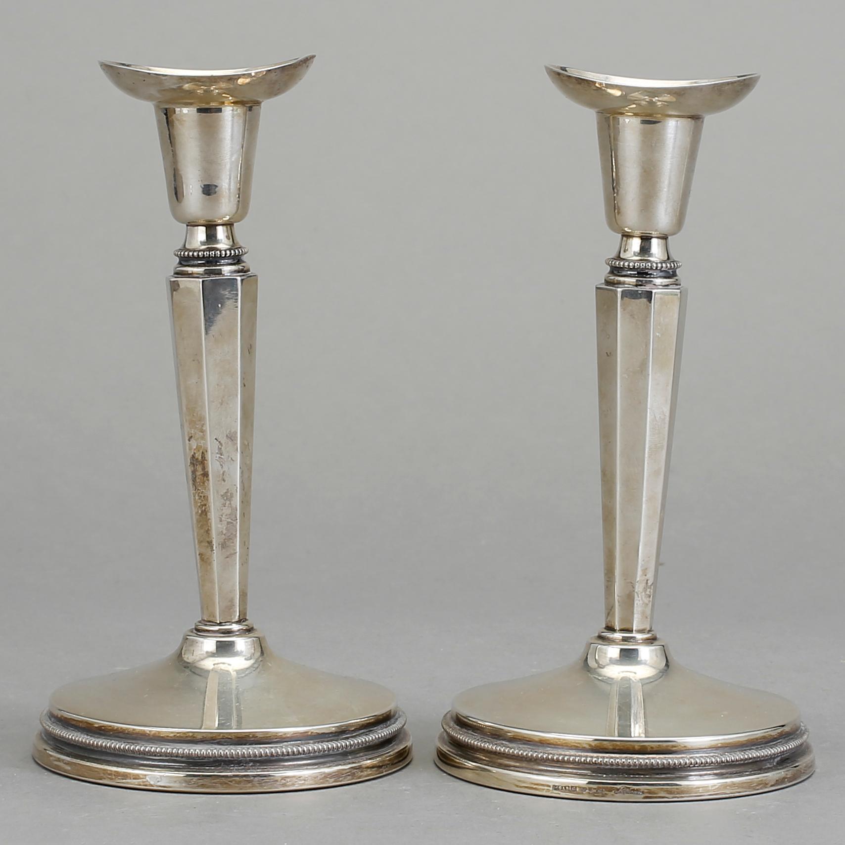 LJUSSTAKAR, ett par, silver, Erik Löfman, MGAB, Uppsala, 1974. Fylld fot.