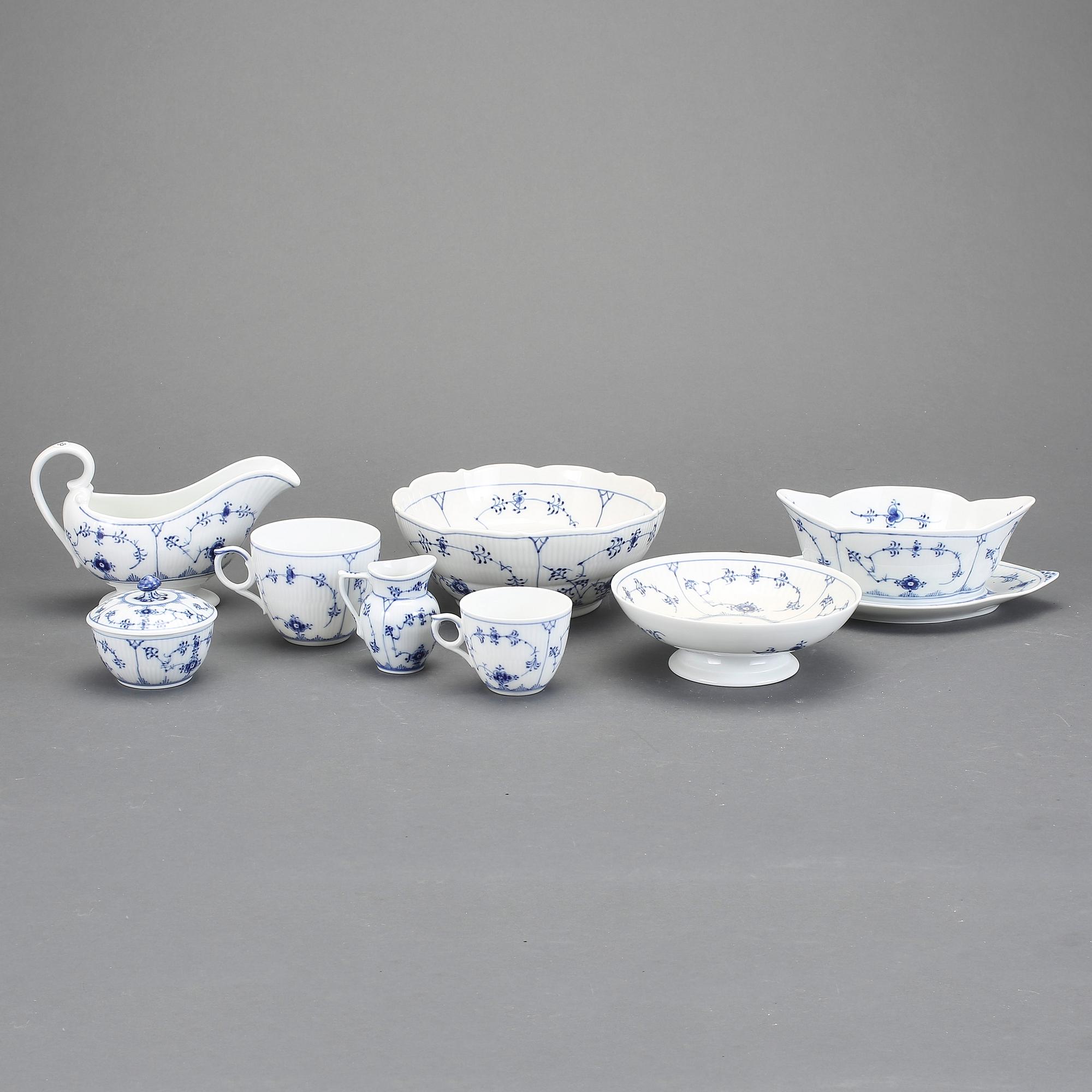 SERVIS, 64 delar, porslin, "Musselmalet", Royal Copenhagen, Danmark.