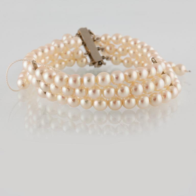 ARMBAND, odlade saltvattenspärlor med lås i 18K vitguld med 6 briljantslipade diamanter ca 0.30 ct.
