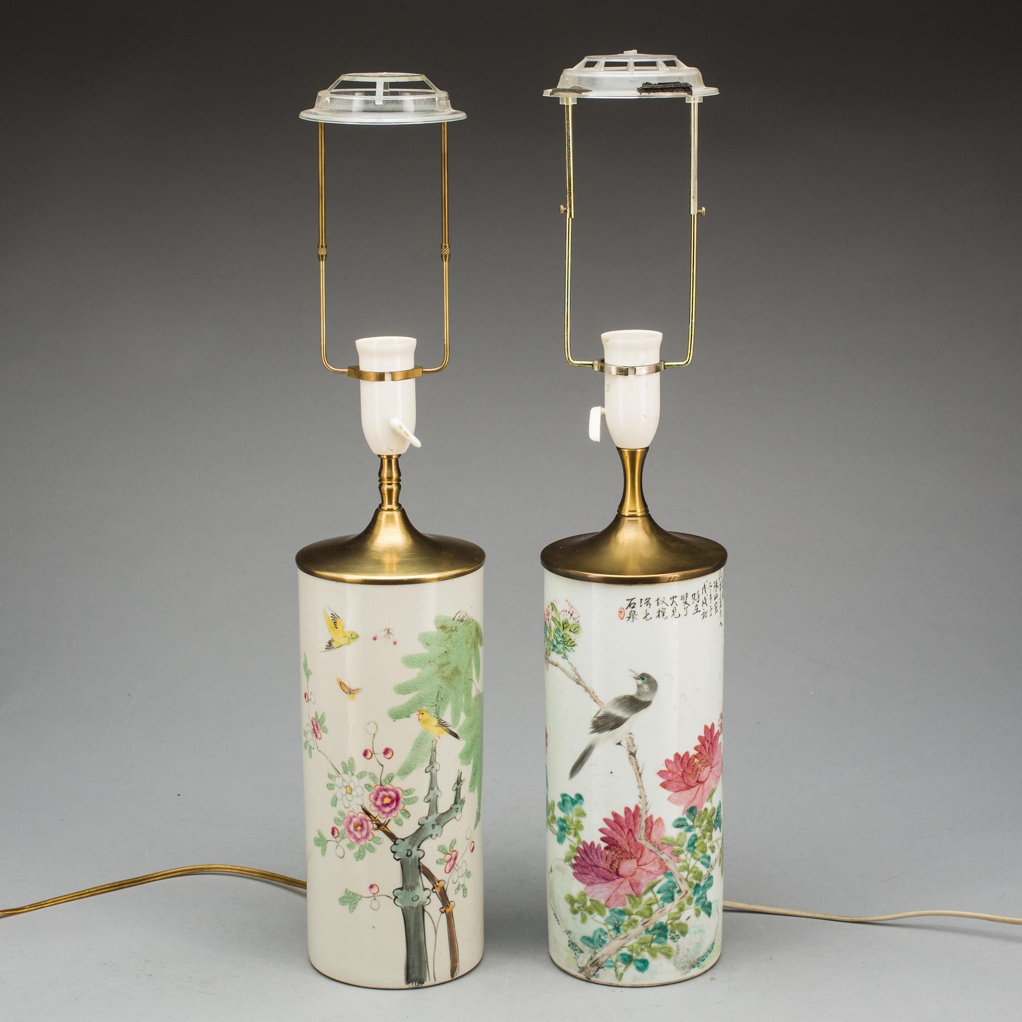 PERUKVASER/BORDSLAMPOR, 2 st. Porslin, Kina. 1800-1900-tal.