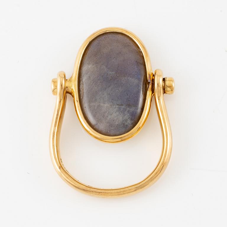 Vivianna Torun Bülow-Hübe, ring, 18K guld med labradorit och pärlemor, för Georg Jensen.