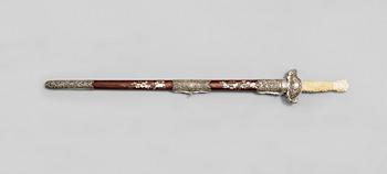 CEREMONIELLT SVÄRD, silver, trä, ben och pärlemor. Sen Qing dynastin, cirka 1900.