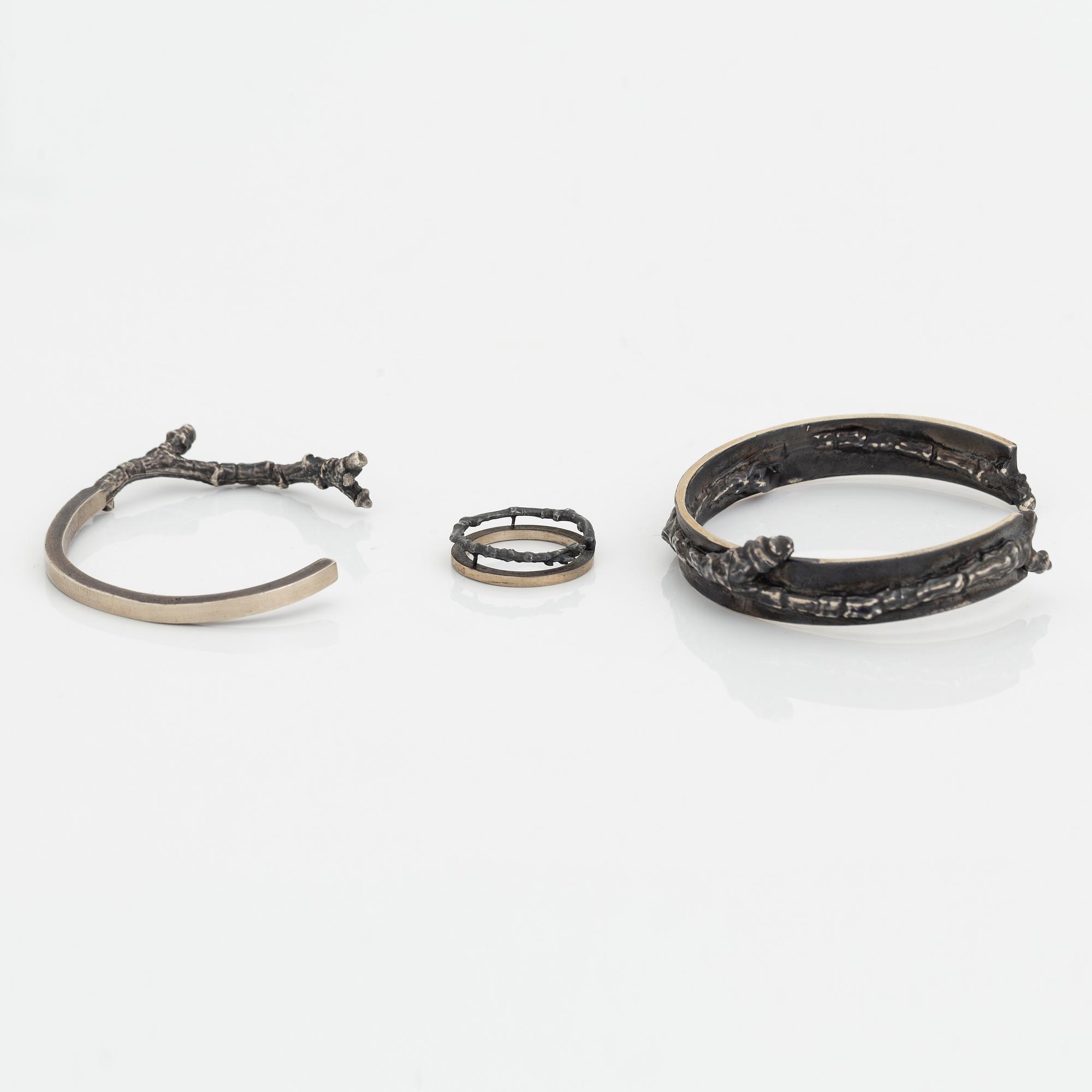 Copula, silver, två armband och en ring.