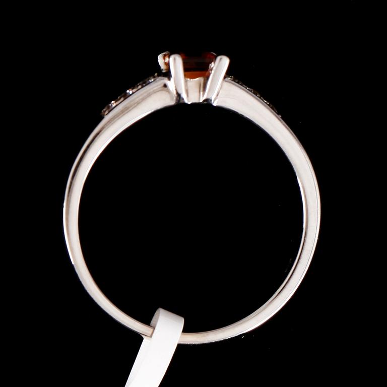 RING, 14k vitguld, centralt citrin ca 0,30ct samt 6 st briljantslipade diamanter tot ca 0,10ct. Vikt ca 3,55 gram.