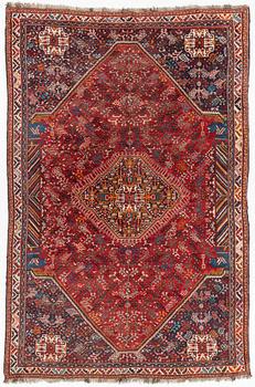 A carpet, Shiraz, ca 318 x 205 cm.