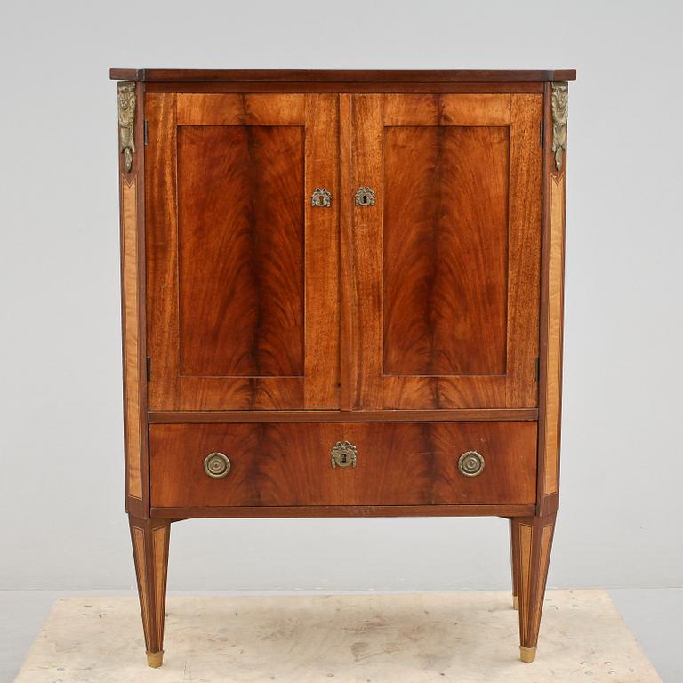 SKÅP, sengustaviansk stil, tidigt 1900-tal.