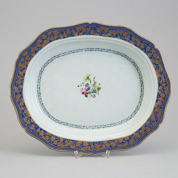 A rare and fine famille rose porcelain platter, Qing dynasty, 18th century.