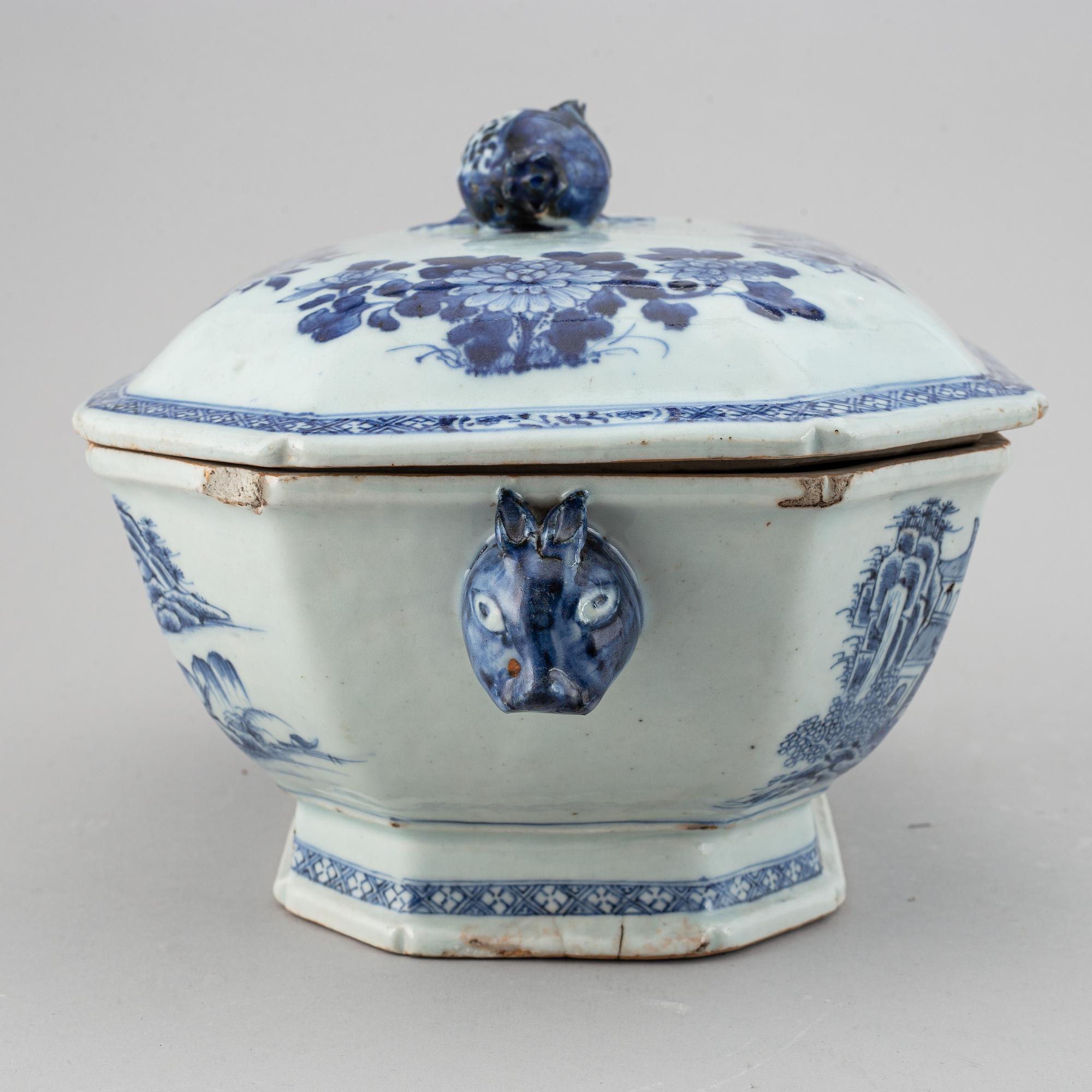 A blue and white tureen with cover, Qing dynasty, Qianlong (1736-95).