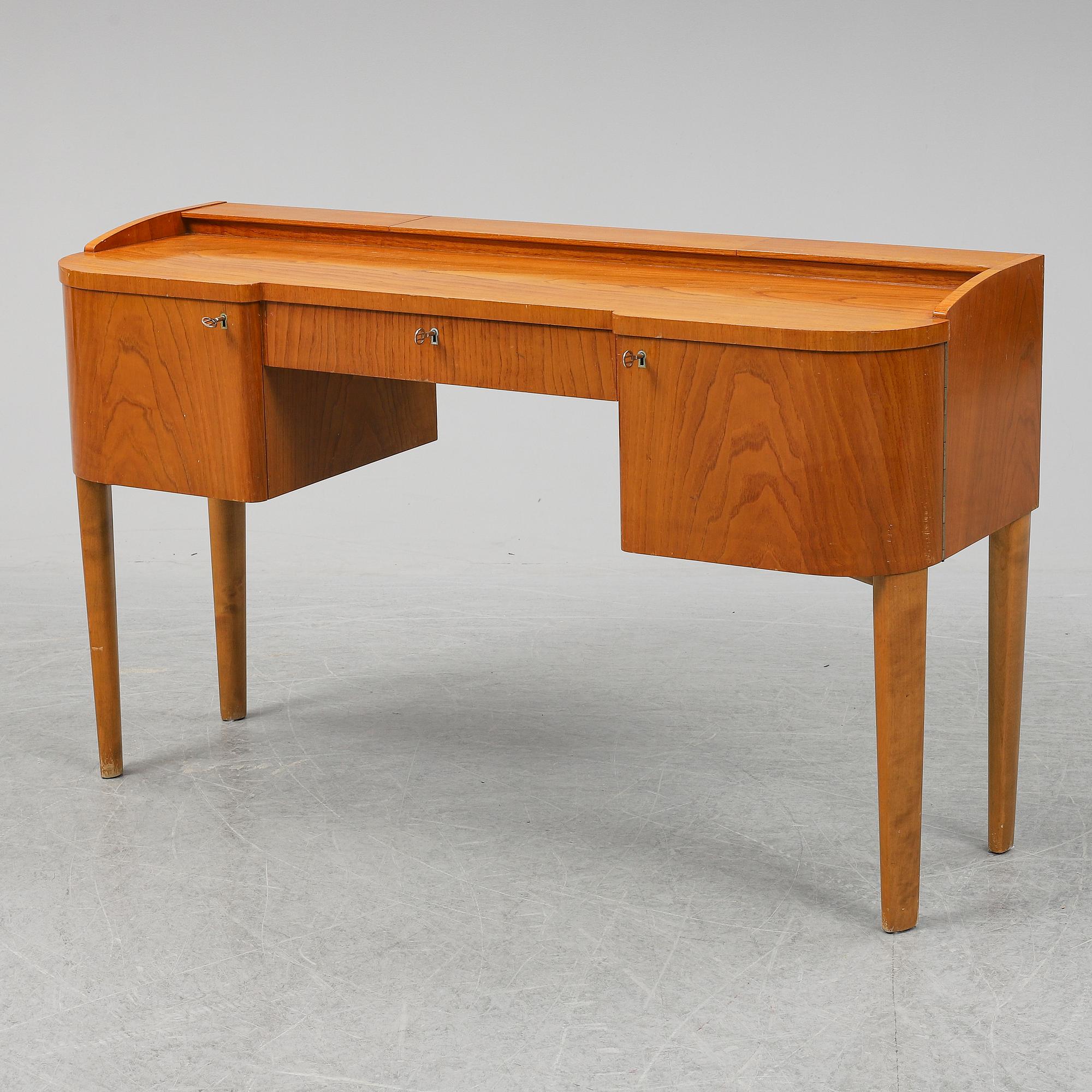 A 1940's table with pouf.
