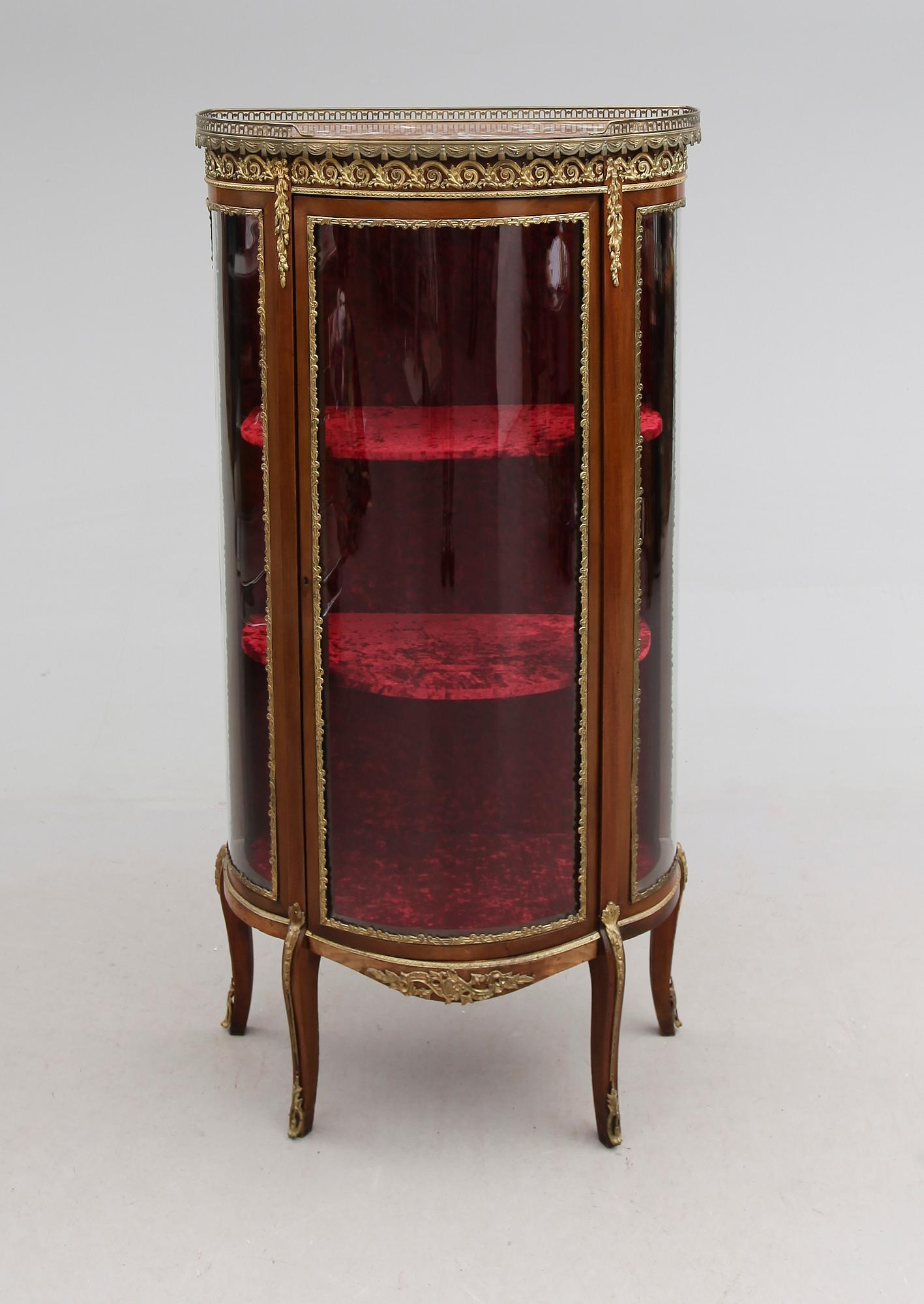 VITRINSKÅP, Louis Seizestil, 1900-talets första hälft.