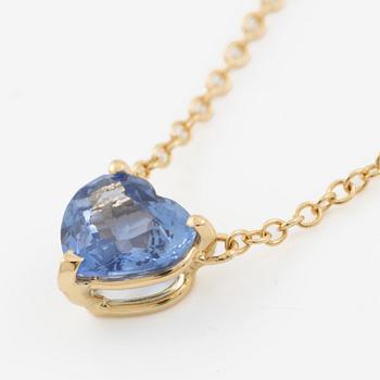 Necklace in 18K gold with a faceted heart-shaped sapphire and round brilliant-cut diamonds.