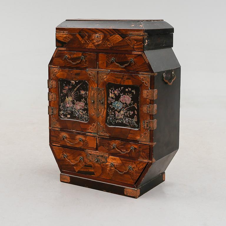 KABINETTSKÅP, 1800-talets andra hälft.
