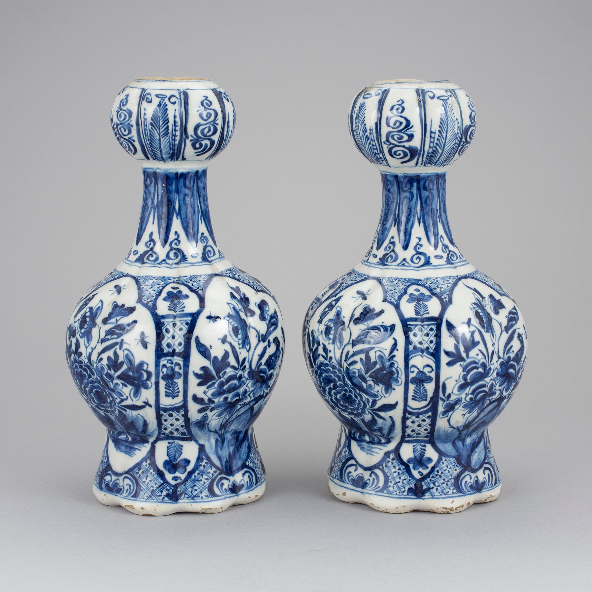 VASER, ett par, fajans, Delft, Holland, 1700-tal.