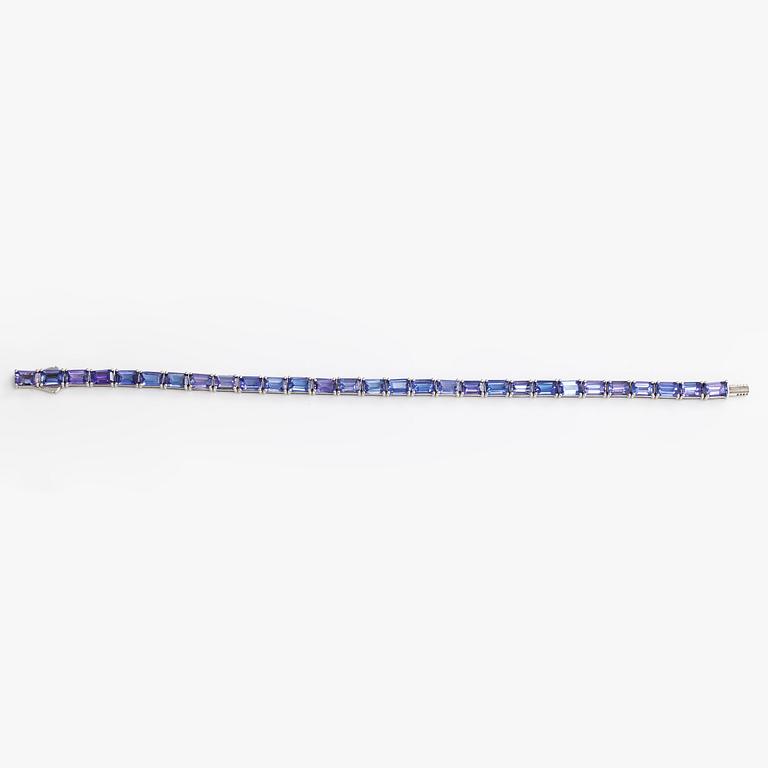 A 14K white gold bracelet with tanzanites. With Gemological center certificate.