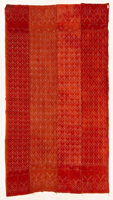 Broderi, orange siden. Indien, 1900-talets första hälft.