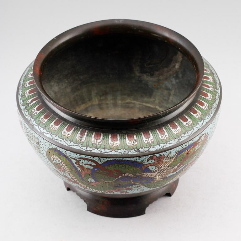 URNA, mässing, champlevé, Japan, 1900-talets första hälft.