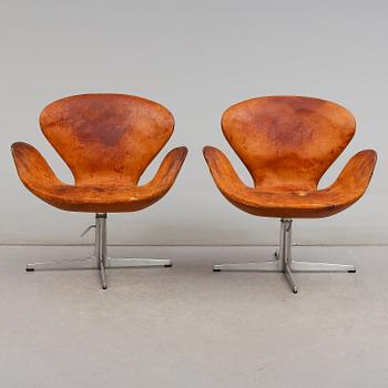 FÅTÖLJER, 1 par, "Svanen", Arne Jacobsen för Fritz Hansen, 1900-talets mitt.
