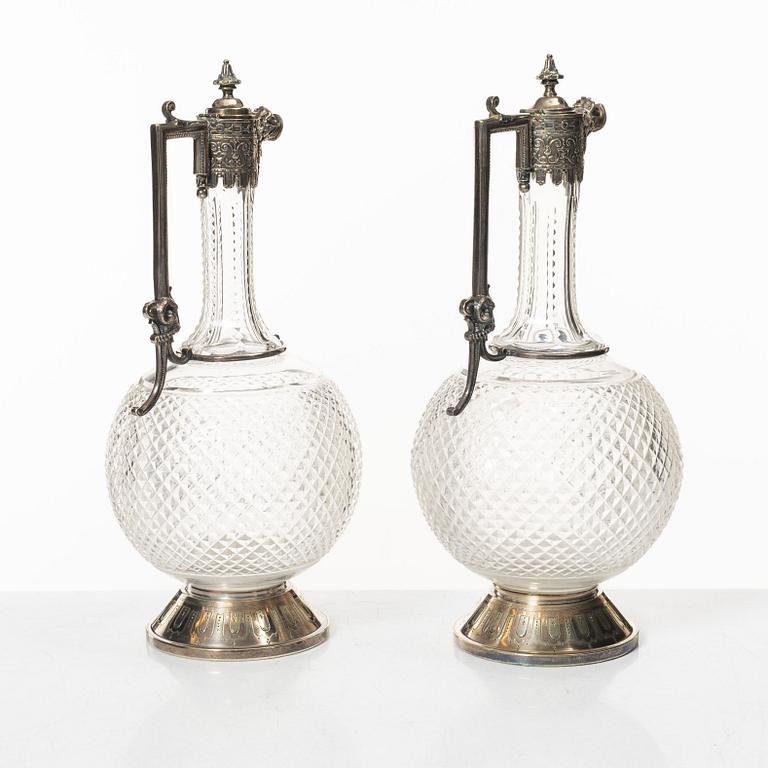 A pair of glass and silver plate decanters, first half of the 20th Century.