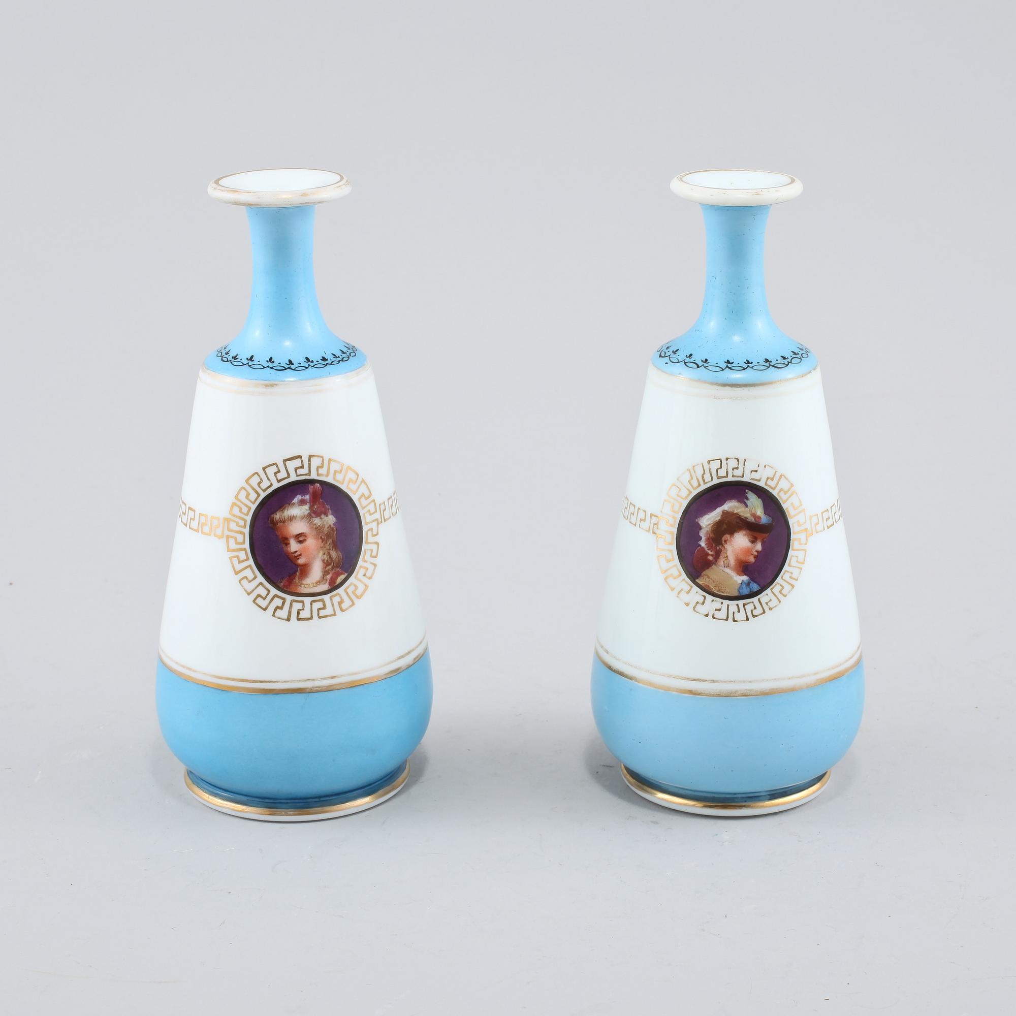 VASER, ett par, opalinglas, troligen England, sent 1800-tal.