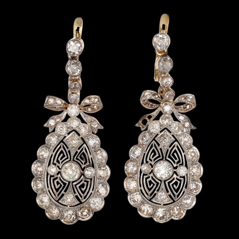KORVAKORUT, 18K kultaa, vanhahiontaisia timantteja n. 3.8 ct. 1900 l. alku. Paino 10,5 g.