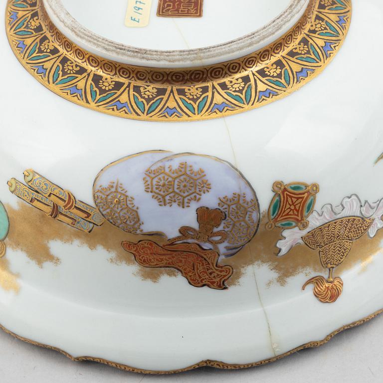 A Japanese porcelain tureen with cover and a lacquer box with cover, early 20th century.