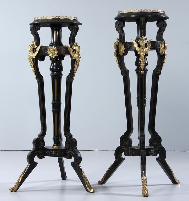 PIEDESTALER, 2 st, Louis XVI-stil, omkring sekelskiftet 1800/1900.