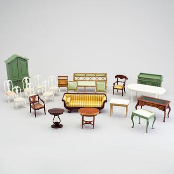 A lot of 22 pieces of doll house furniture by Carin Backlund, Sweden, late 20th century.