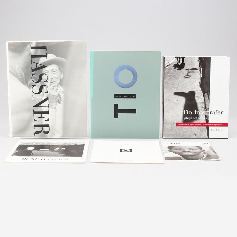 Tiofoto, 2 böcker samt 4 kataloger, några med dedikation.