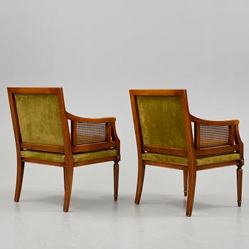 KARMSTOLAR/FÅTÖLJER, ett par. Gustaviansk stil, omkring 1900-talets mitt.