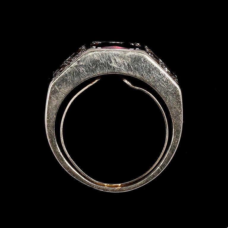 RING, ruby set with brilliant cut diamonds, tot. app. 1 cts.