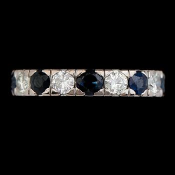 RING, 18 k vitguld, safirer och briljantslipade diamanter tot ca 0.72 ct. Vikt ca 3,2 g.