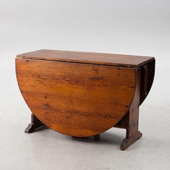A gate-leg table, 18th/19th Century.