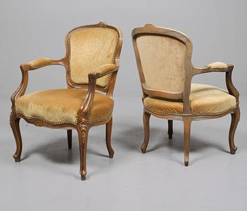 KARMSTOLAR, ett par, rokokostil, omkring 1900-talets mitt.