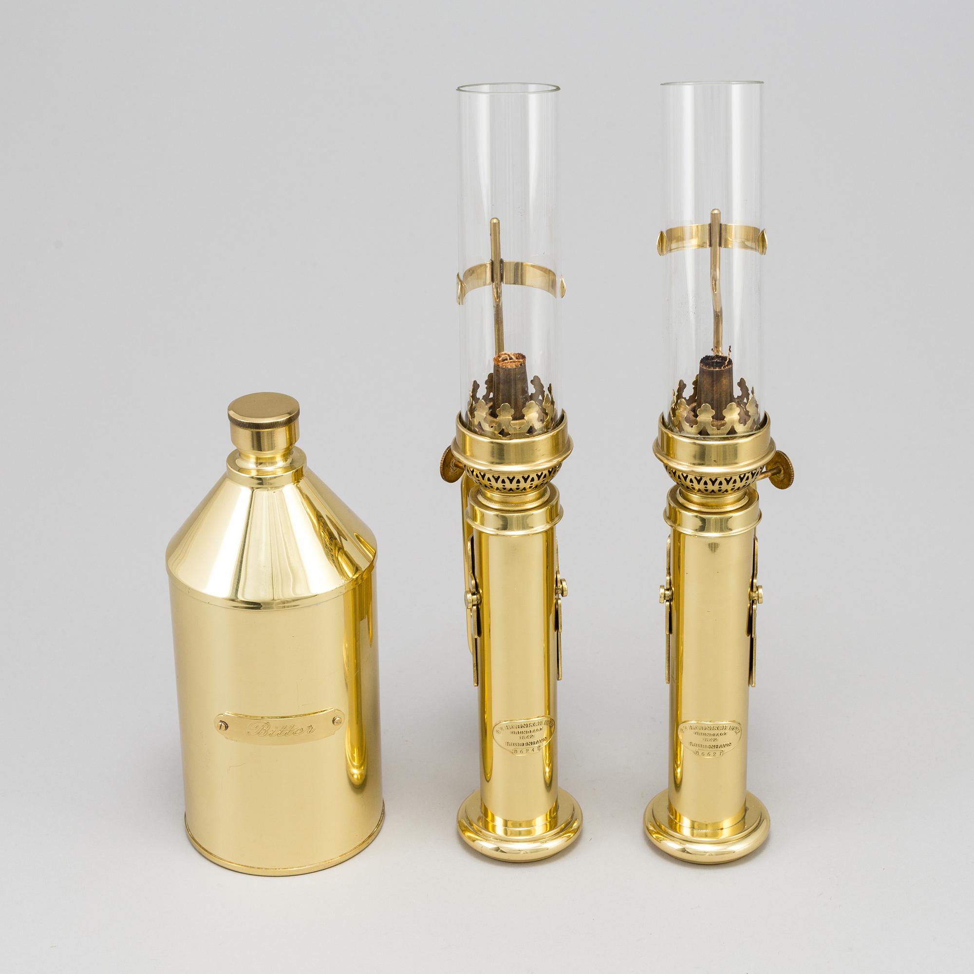 FOTOGENLAMPOR, ett par samt fotogenbehållare, mässing, G.V. Harnisch eftf., Köpenhamn, Danmark, 1900-talets andra hälft.