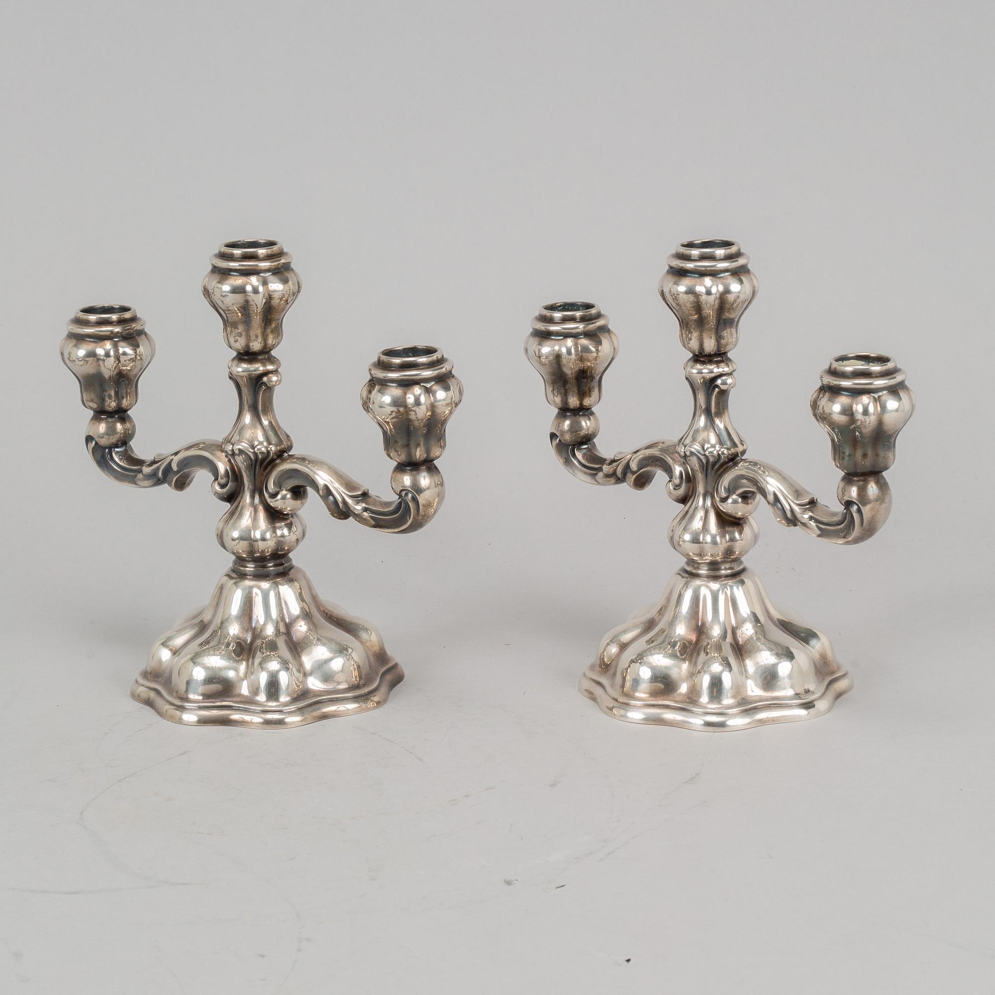 Kandelabrar, ett par, silver, rokokostil, 1900-tal. Svensk importstämpel.