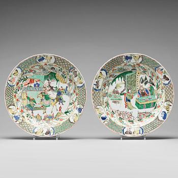 576. A large pair of famille verte dishes, Qing dynasty, Kangxi (1662-1722).