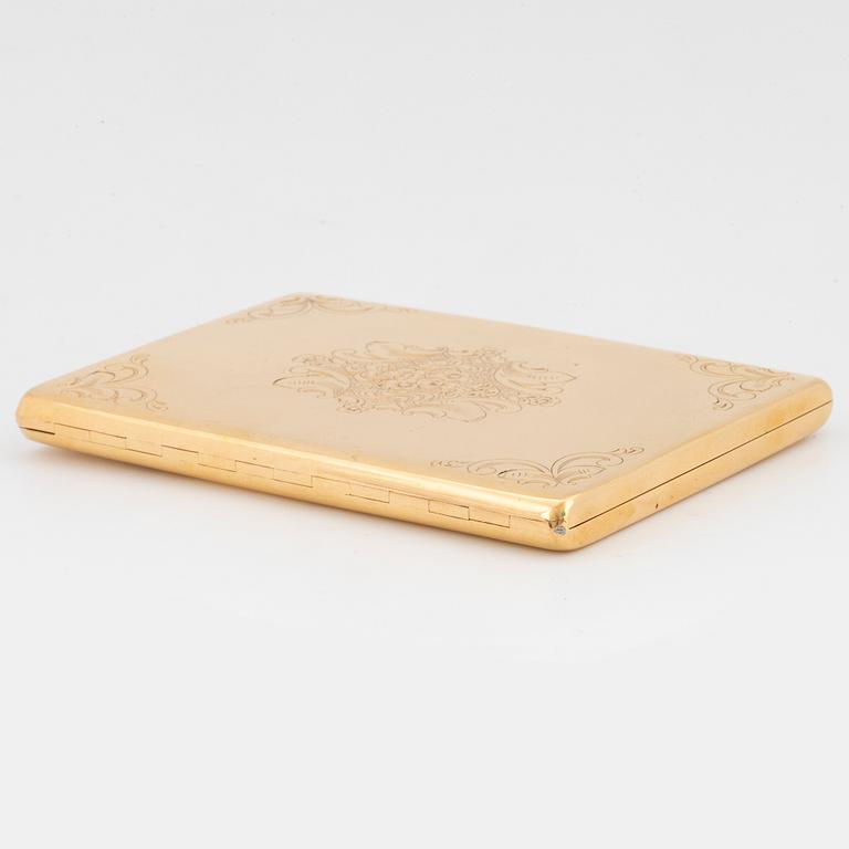An 18K gold cigarette case.