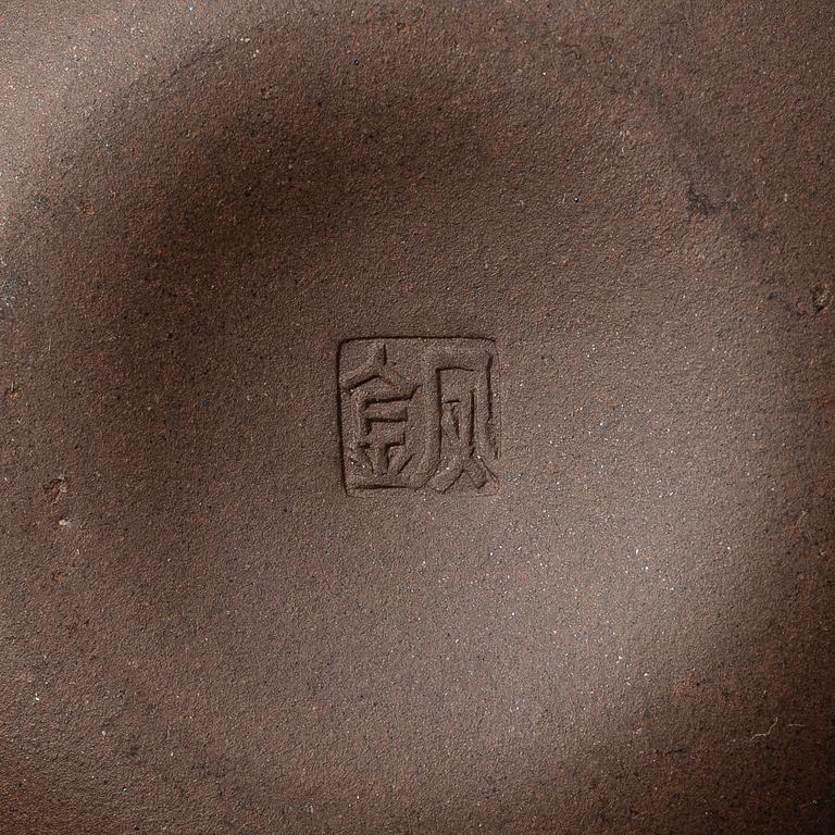 A group of three Chinese yixing teapots, 1980s.