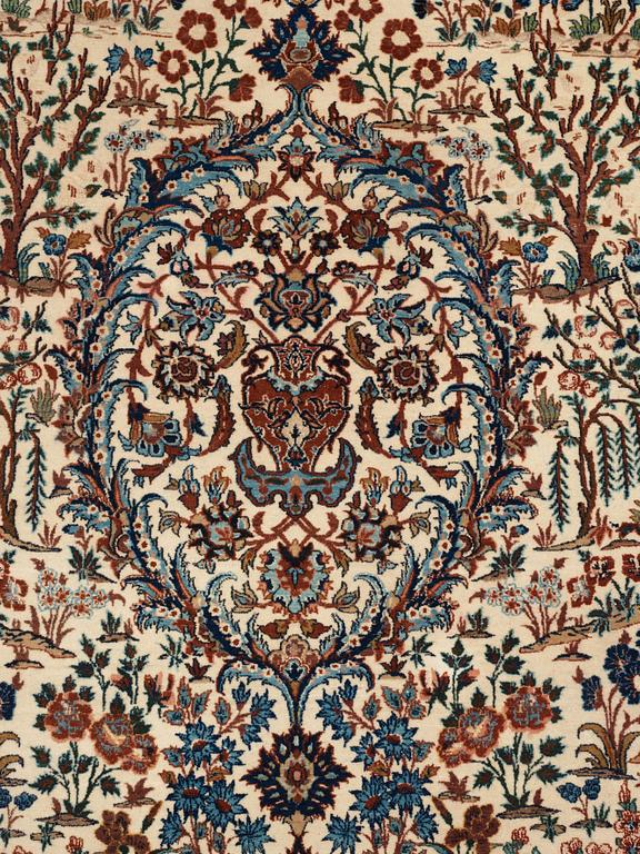 SEMI-ANTIQUE ESFAHAN PART SILK. 214,5 x 151 cm.