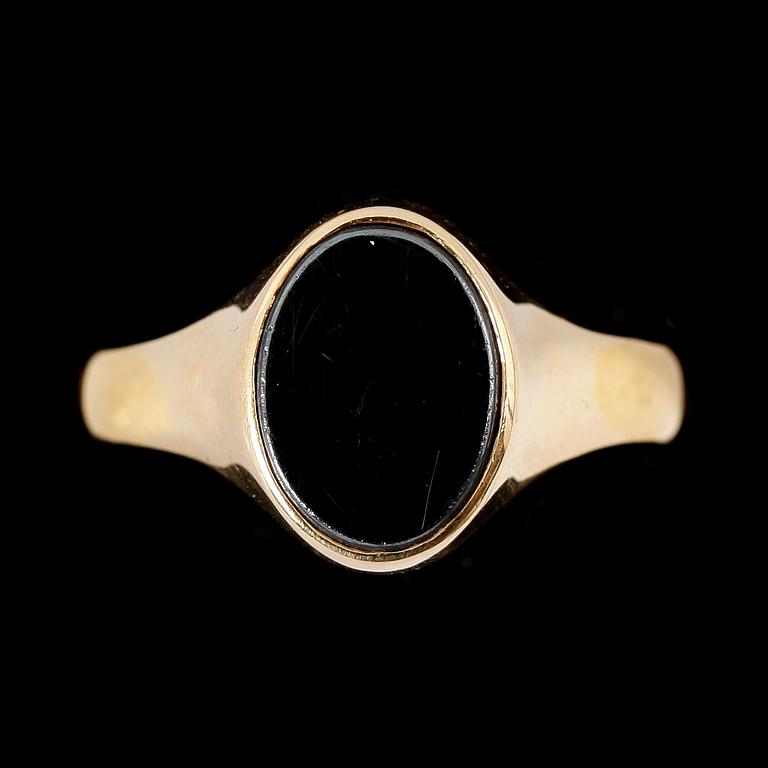RING, 18 k, guld, Stockholm, med svart hematit. Total vikt ca 7 g.