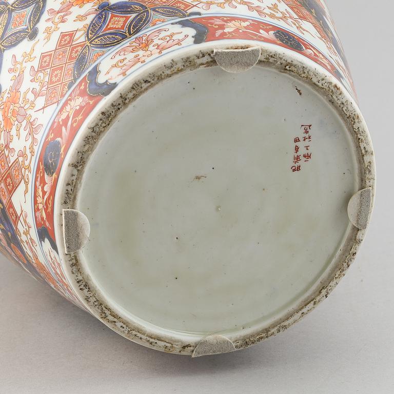 A large imari porcelain vase, Japan, Meiji (1868-1912).