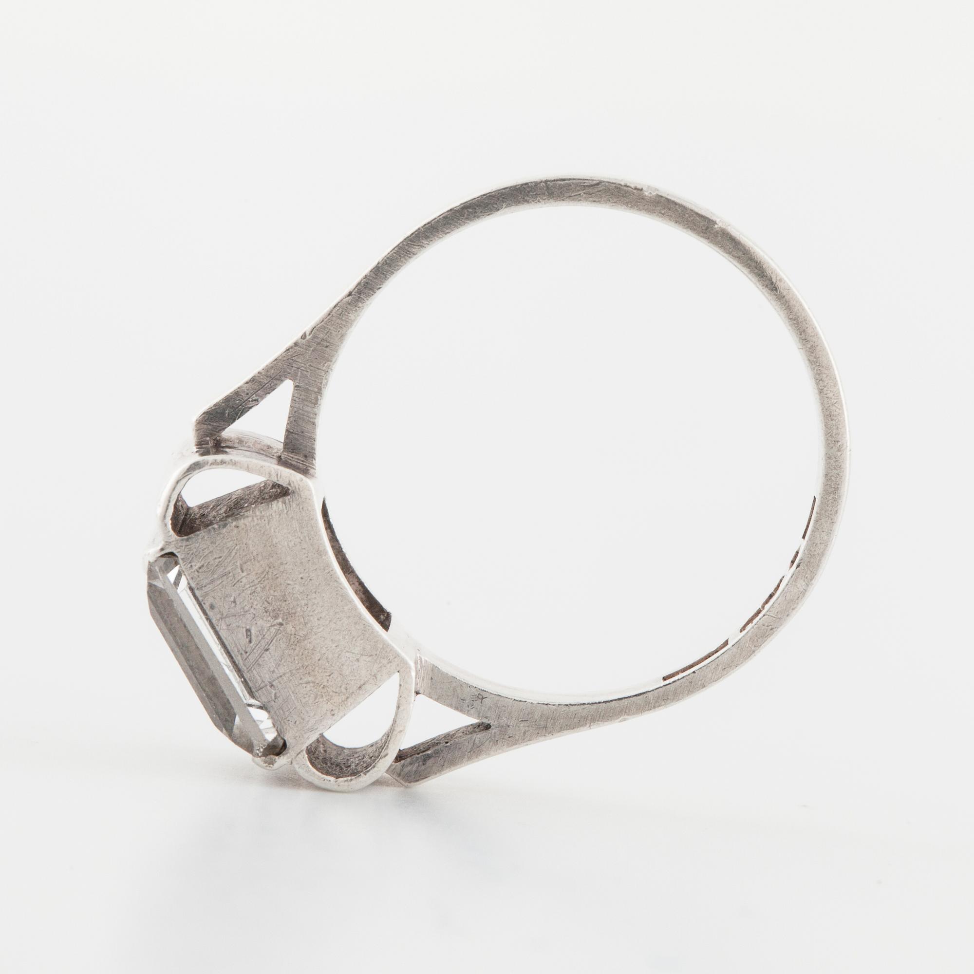 ANDERS HEDLUND, Göteborg, 1950, ring med fasettslipad bergkristall.