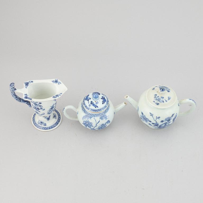 Two blue and white tea pots with cover and a milk jug, Qing dynasty, Qianlong (1736-95).