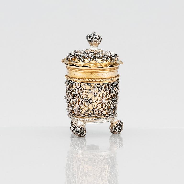 Johan Friedrich Straub, miniatyrbägare med lock, förgyllt silver, filigran, Karlstad (1674-1713). Barock.