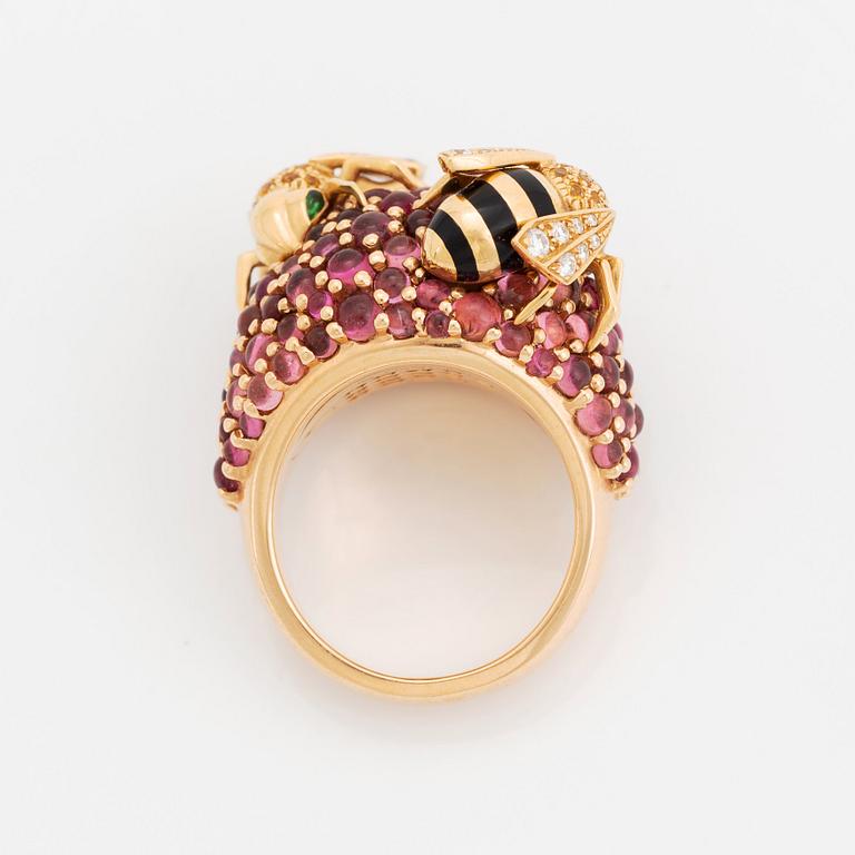 A Cartier bee ring in 18K gold and enamel set with round brilliant-cut diamonds, sapphires and emeralds.